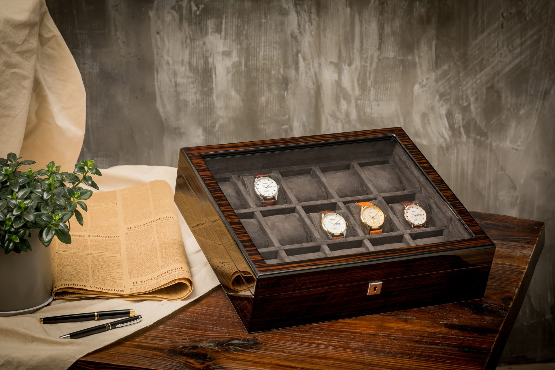 Ebony lacquer 12-slot watch collector case with glass lid