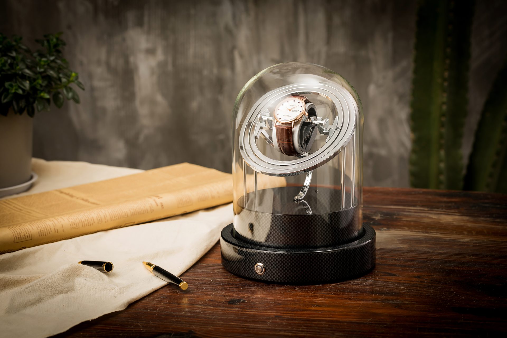 Automatic watch winder with dome