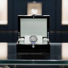 Black Round-Lock Lacquer Box photo 2